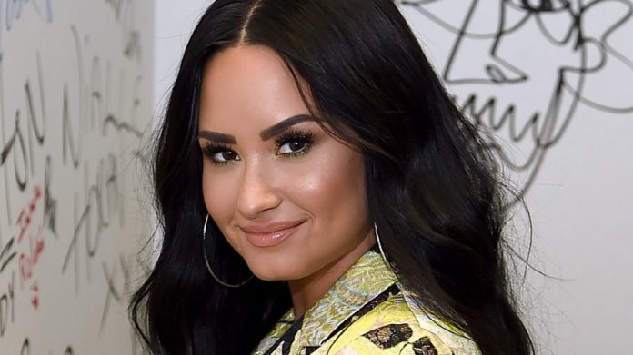 Demi Lovato spotted Dating 'Bachelorette' star Mike Johnson...See here...!!